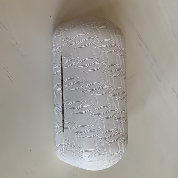 Oakley white sunglass case - Picture 4 of 4